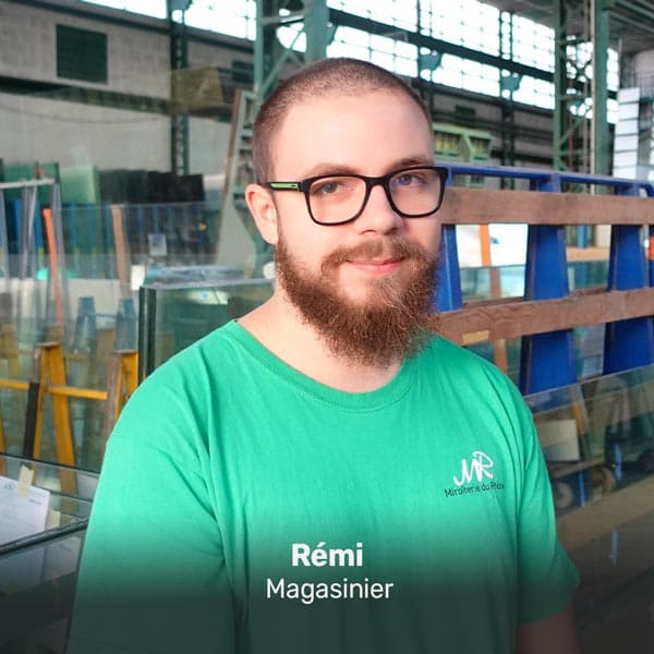 Portrait de Rémi, Magasinier — Miroiterie & vitrerie chez VERTIGE