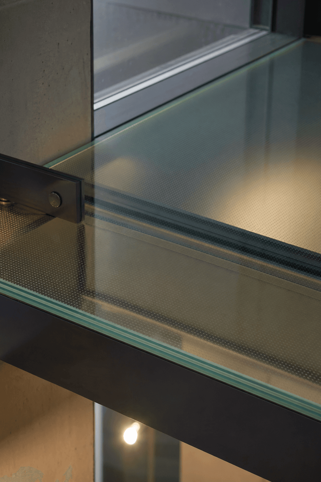 Détail tranche d'une dalle en verre feuilleté.