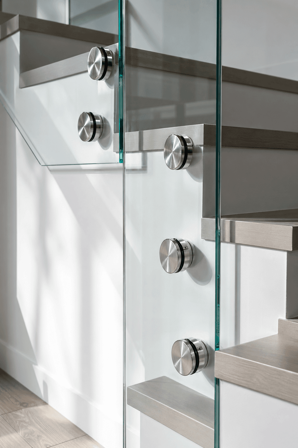 Garde-corps verre VERTIGE — détail fixation ponctuelle inox brossé