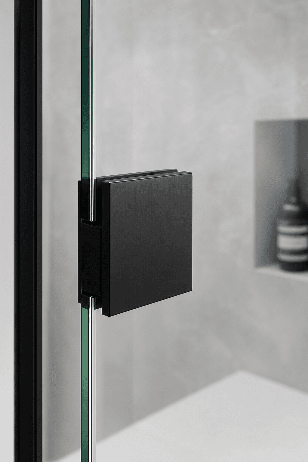 Détail quincaillerie haut de gamme paroi de douche.