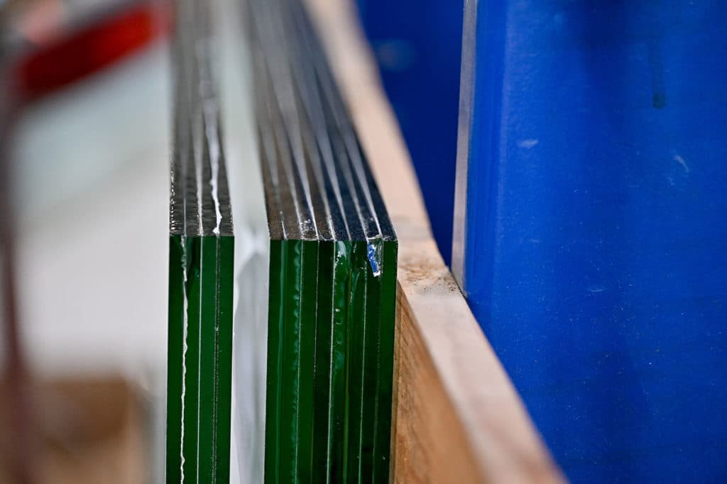 Détail d'un verre feuilleté multi-feuillets avec intercalaires PVB visibles en tranche